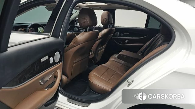Mercedes-Benz E-Class W213 2018 Белый из Кореи, фото 2