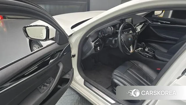 BMW 5 Series (G30) 2018 Белый из Кореи, фото 2