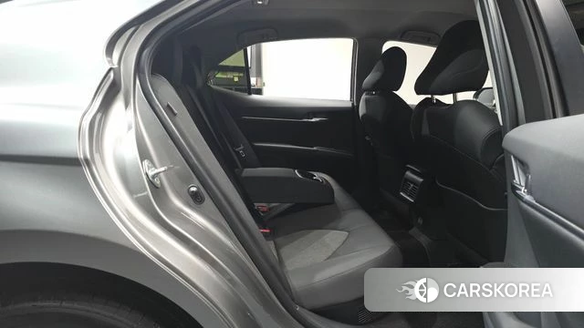 Toyota Camry (XV70) 2024 Серебристо-серый из Кореи, фото 2