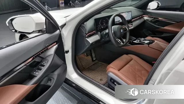 BMW 5 Series (G60) 2024 Белый из Кореи, фото 2