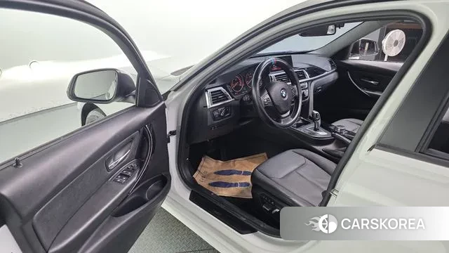 BMW 3 Series (F30) 2018 Белый из Кореи, фото 2