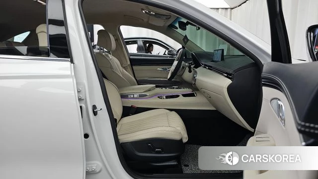 Genesis GV70 2023 Белый из Кореи, фото 2