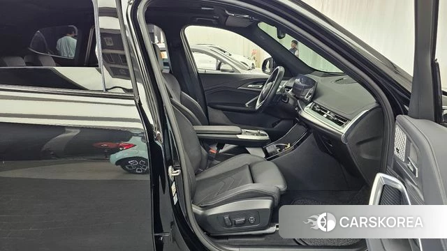 BMW iX1 (U11) 2023 Черный из Кореи, фото 2