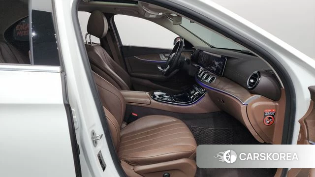 Mercedes-Benz E-Class W213 2018 Белый из Кореи, фото 2