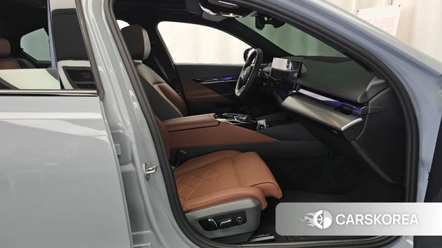 BMW 5 Series (G60) 2026 Цвет галактики из Кореи, фото 2