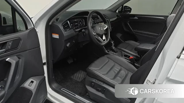 Volkswagen Tiguan second Generation 2024 Белый из Кореи, фото 2