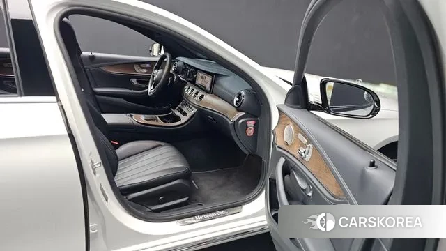 Mercedes-Benz E-Class W213 2022 Белый из Кореи, фото 2