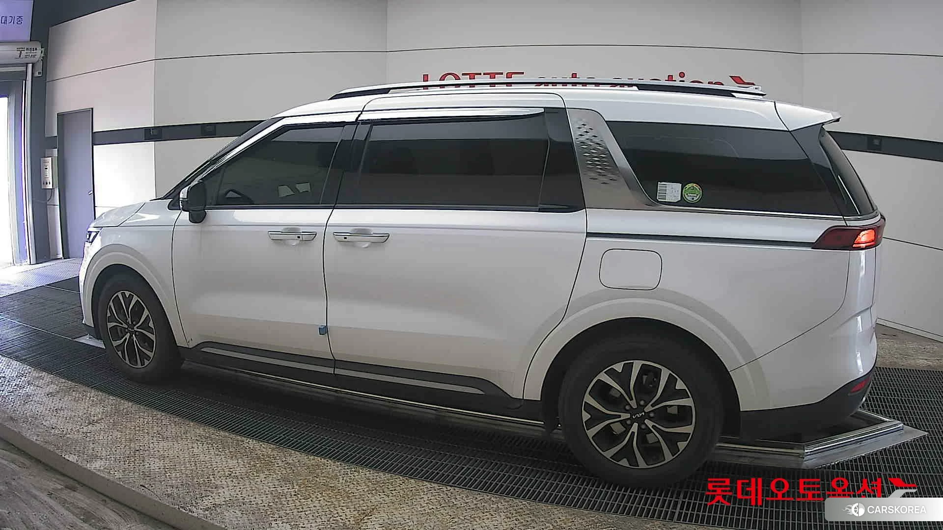 Kia Carnival 2023 Snow White Pearl (optional) из Кореи, фото 2