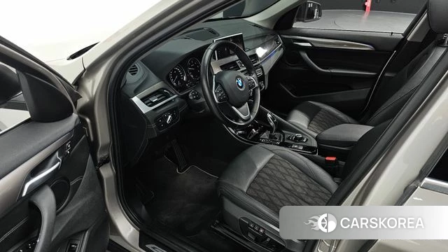 BMW X1 (F48) 2021 Серебристо-серый из Кореи, фото 2