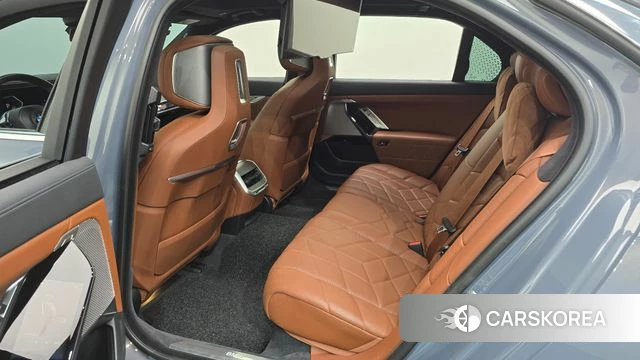 BMW 7 Series (G70) 2023 Светло-серебряный цвет из Кореи, фото 2