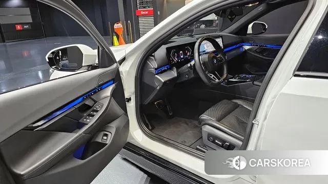 BMW 5 Series (G60) 2023 Белый из Кореи, фото 2