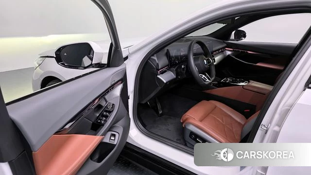 BMW 5 Series (G60) 2025 Белый из Кореи, фото 2