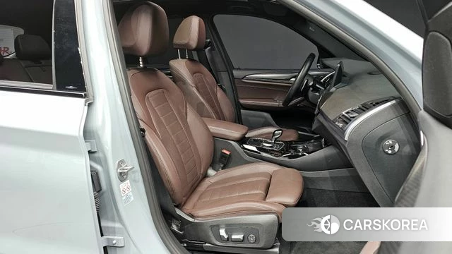 BMW X3 (G01) 2023 Светло-серебряный цвет из Кореи, фото 2