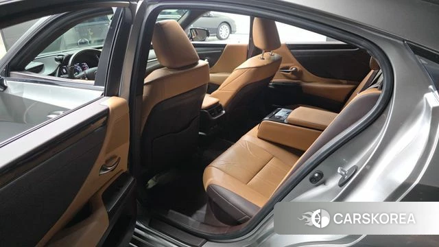 Lexus ES300h 7th generation 2021 Серебряный из Кореи, фото 2