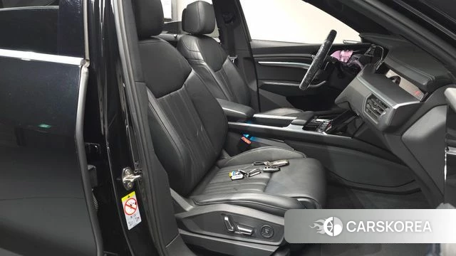 Audi e-Tron 2023 Черный из Кореи, фото 2