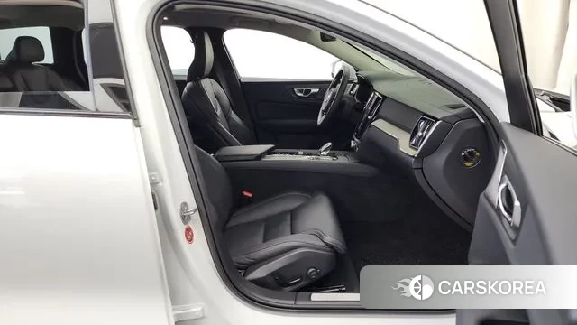 Volvo V60 Cross-Country 2nd Generation 2023 Белый из Кореи, фото 2