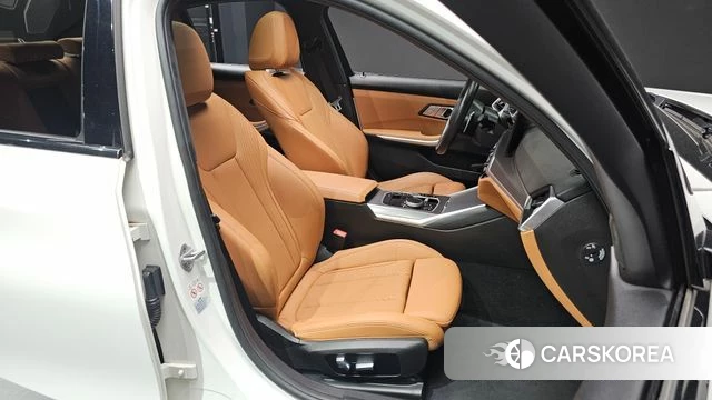 BMW 3 Series (G20) 2023 Белый из Кореи, фото 2