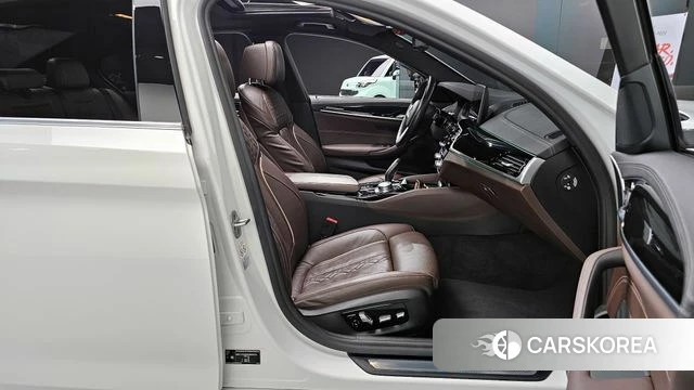 BMW 5 Series (G30) 2021 Белый из Кореи, фото 2