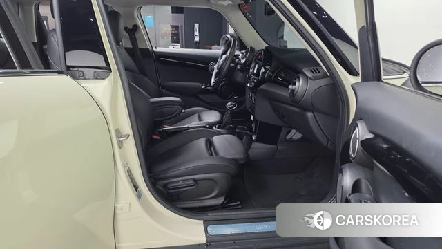Mini Cooper 2019 Жемчужный цвет из Кореи, фото 2