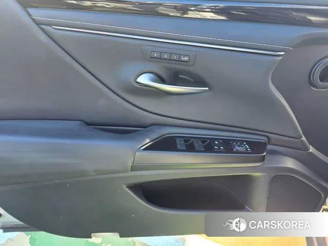 Lexus ES300h 7th generation 2018 Светло-серебряный цвет из Кореи, фото 2