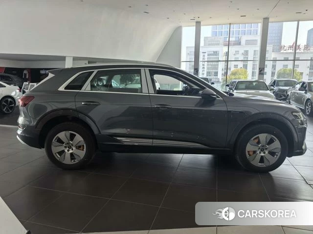 Audi e-tron 2026 Темно-серый из Китая, фото 2