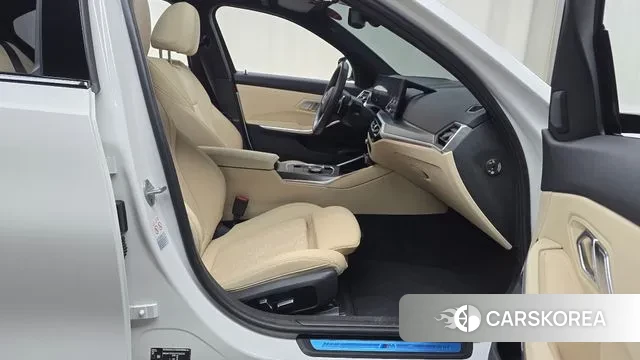 BMW 3 Series (G20) 2023 Белый из Кореи, фото 2