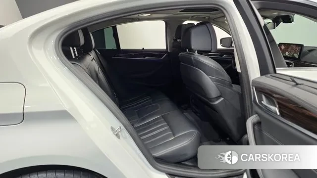 BMW 5 Series (G30) 2023 Белый из Кореи, фото 2