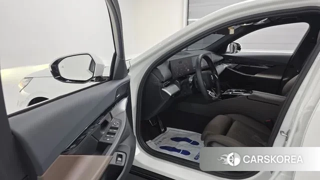 BMW 5 Series (G60) 2025 Белый из Кореи, фото 2