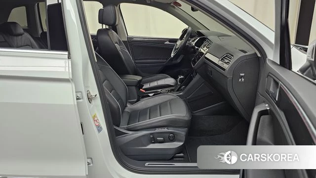 Volkswagen Tiguan second Generation 2022 Белый из Кореи, фото 2