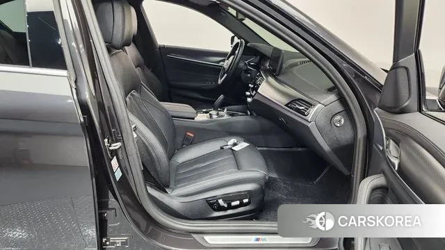 BMW 5 Series (G30) 2023 Серый из Кореи, фото 2