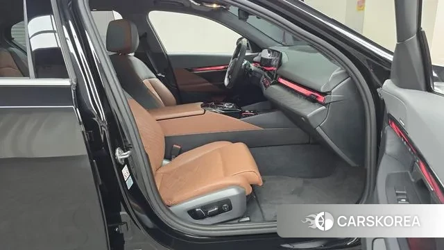 BMW 5 Series (G60) 2023 Черный из Кореи, фото 2