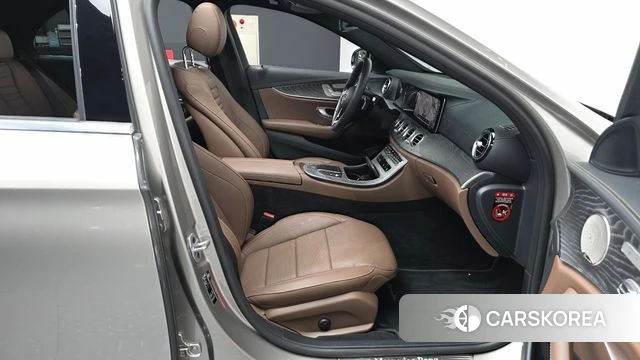 Mercedes-Benz E-Class W213 2022 Песочный из Кореи, фото 2