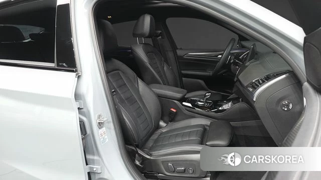 BMW X4 (G02) 2023 Светло-серебряный цвет из Кореи, фото 2