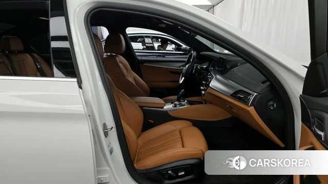 BMW 5 Series (G30) 2018 Белый из Кореи, фото 2