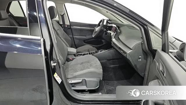 Volkswagen Golf 8th Generation 2024 Черный из Кореи, фото 2