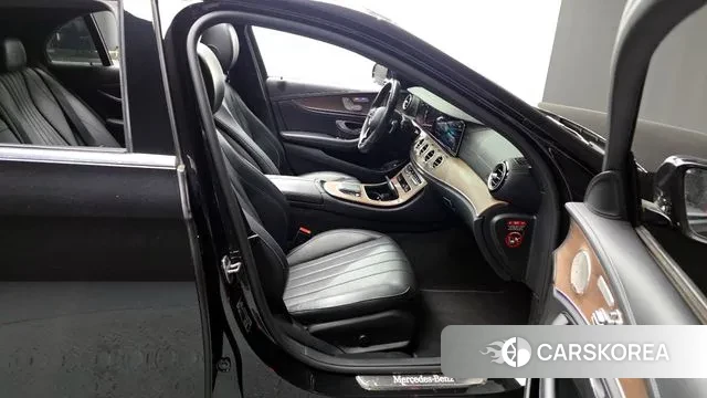 Mercedes-Benz E-Class W213 2022 Черный из Кореи, фото 2