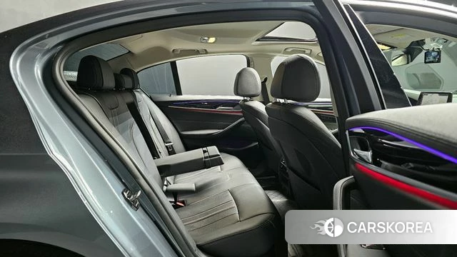 BMW 5 Series (G30) 2019 Серебристо-серый из Кореи, фото 2