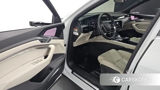 Audi e-Tron 2023 Белый из Кореи, фото 2