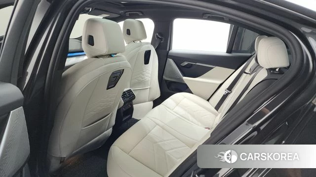 BMW 5 Series (G60) 2025 Серый из Кореи, фото 2