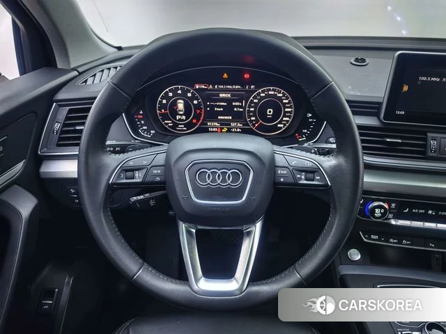 Audi Q5L 2021 Темно-серый из Китая, фото 2