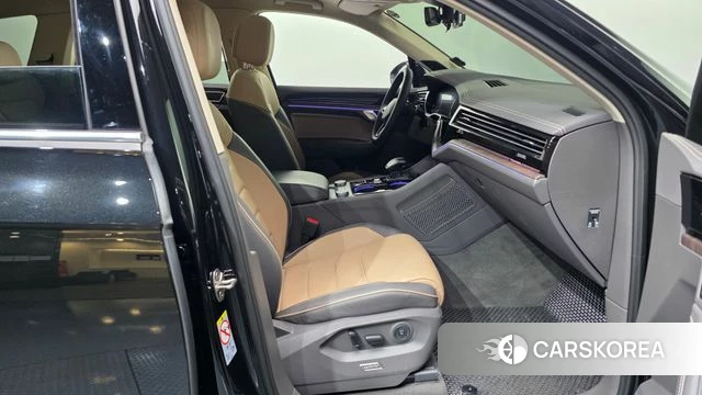 Volkswagen Touareg 3rd generation 2024 Черный из Кореи, фото 2