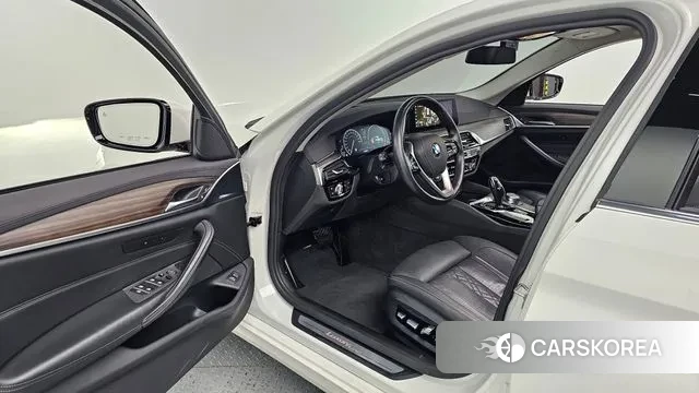 BMW 5 Series (G30) 2019 Белый из Кореи, фото 2