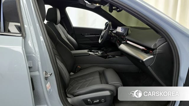 BMW 5 Series (G60) 2024 Светло-серебряный цвет из Кореи, фото 2