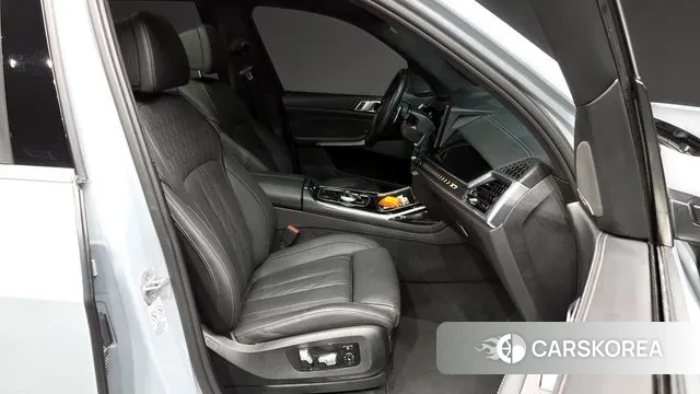 BMW X7 (G07) 2024 Светло-серебряный цвет из Кореи, фото 2