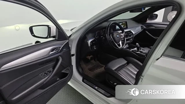 BMW 5 Series (G30) 2018 Белый из Кореи, фото 2