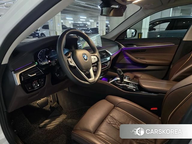 BMW 5 Series (G30) 2023 Белый из Кореи, фото 2