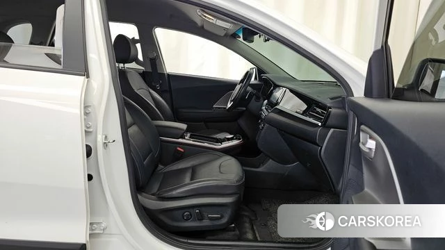 Kia Niro Plus 2022 Белый из Кореи, фото 2