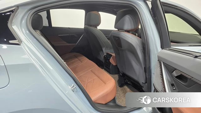 BMW 5 Series (G60) 2024 Светло-серебряный цвет из Кореи, фото 2