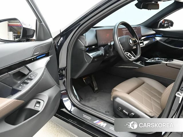 BMW 5 Series (G60) 2024 Черный из Кореи, фото 2