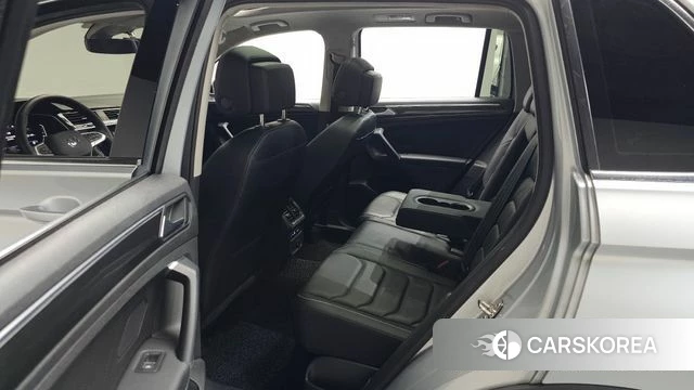 Volkswagen Tiguan second Generation 2022 Серебристо-серый из Кореи, фото 2